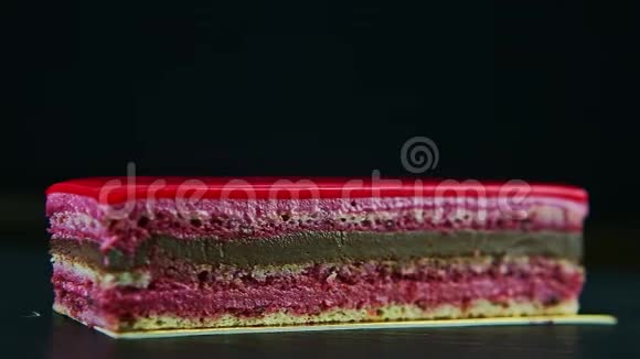 一份粉红色釉面巧克力和浆果分层蛋糕的全景视频的预览图