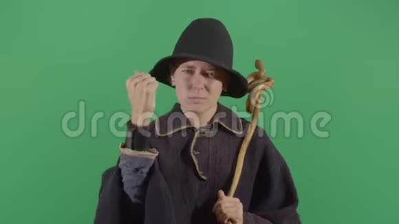 叛逆的女人魔术师在做一个标志视频的预览图