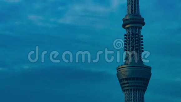 东京市区塔楼的黄昏时分远镜头变焦视频的预览图