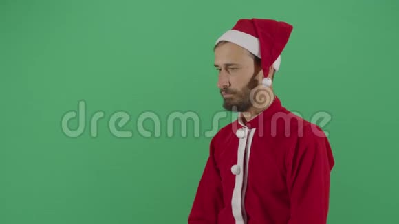 成人圣诞老人在胸中寻找金钱视频的预览图