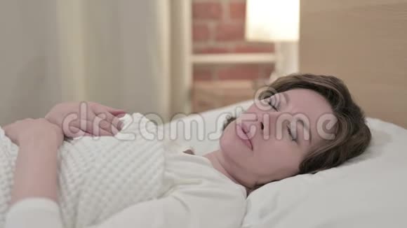 睡着的老妇人在床上转视频的预览图