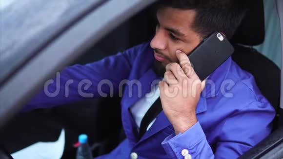 穆斯林男子驾驶汽车站在交通堵塞中视频的预览图