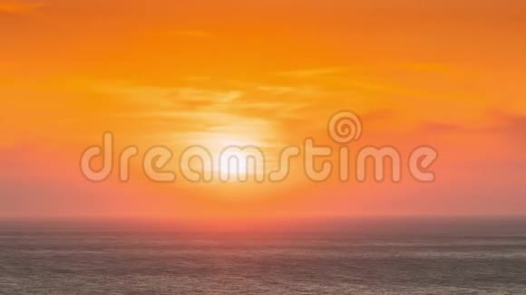 爱琴海傍晚阳光洒在海面上自然日落的天空温暖的颜色海景4克视频的预览图