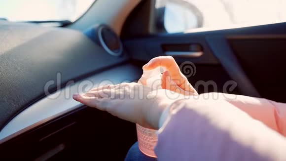 车里的女人用手上的凝胶造成防腐剂视频的预览图
