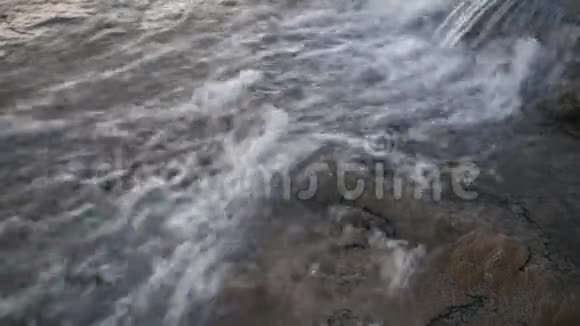 清澈的水流过石头视频的预览图
