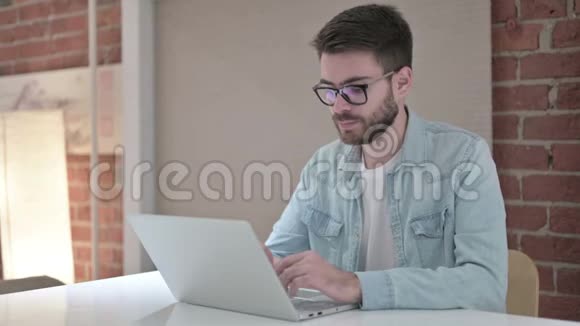 专注于笔记本电脑的年轻男性设计师视频的预览图