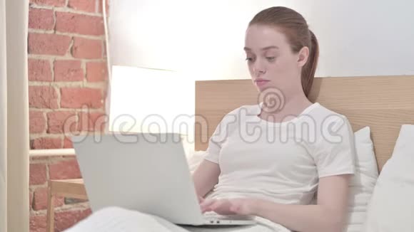 红发青年妇女在手提电脑和拿午餐视频的预览图