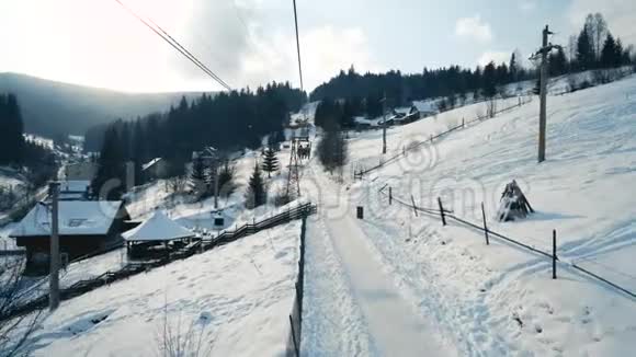 滑雪电梯上雪山的人们视频的预览图