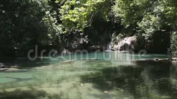 著名的Kursunlu瀑布和绿松石水湖视频的预览图