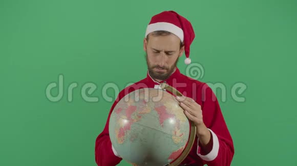 成年圣诞老人在地球上寻找位置视频的预览图