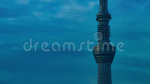 东京市区的一座塔的黄昏时分远距离倾斜视频的预览图