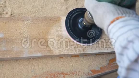 专业工人手中木工工具收口无法辨认的木匠在他的车间里工作艺术家视频的预览图