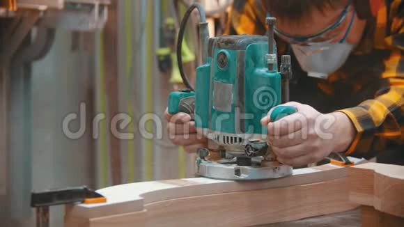 室内木工木工用特殊设备打磨木板视频的预览图