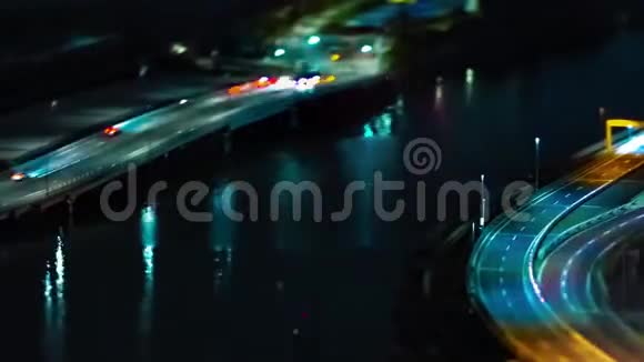 东京桥街城景长镜头倾斜的夜间翻盘视频的预览图