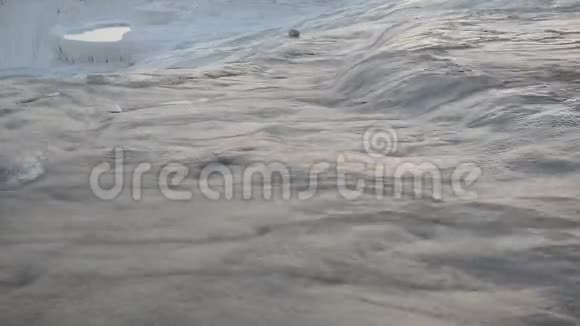 水排入Pamukkale钙华梯田视频的预览图