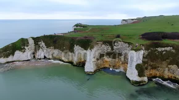 英国老哈里岩石鸟瞰视频的预览图