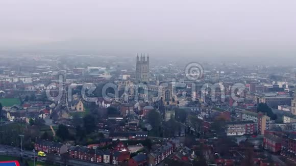 英国格洛斯特市和格洛斯特大教堂鸟瞰图视频的预览图