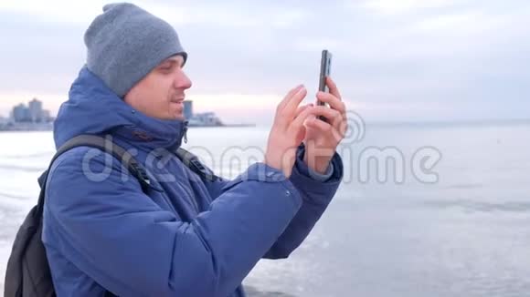 男子博主在海上电话拍照在社交媒体上写帖子视频的预览图