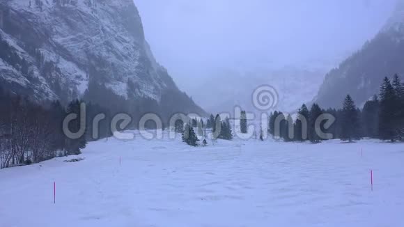 阿尔卑斯山美妙的白雪皑皑的冬季景观鸟瞰图视频的预览图