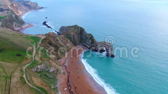 英国侏罗纪海岸的Durdle门鸟瞰图视频的预览图