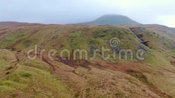 威尔士BreconBeacons国家公园令人惊叹的景观鸟瞰图视频的预览图