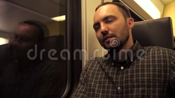 在地铁里和人说话视频的预览图