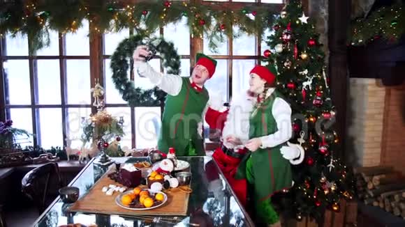 穿着圣诞老人住宅服装滑稽精灵和圣诞老人视频的预览图