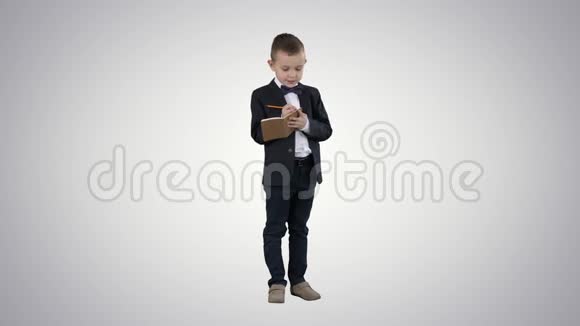 穿正式衣服的男孩在支票单或笔记本上写梯度背景视频的预览图