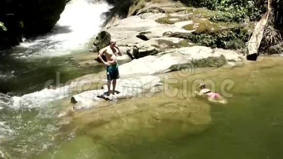 男人和女人因瀑布而牺牲山河视频的预览图