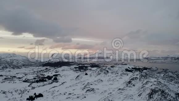 洛福顿群岛冬季景观空中视频从挪威北部的一个名叫莱克内斯的钓鱼镇出发视频的预览图