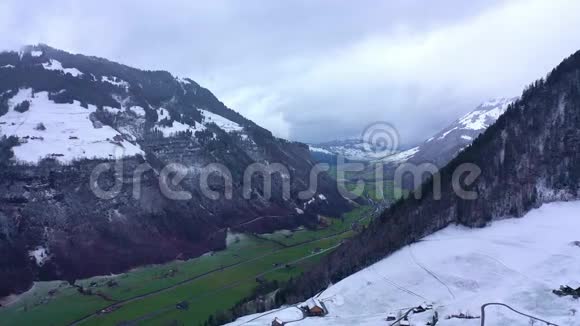 瑞士美丽的恩格尔伯格山谷冬季空中无人机飞行视频的预览图