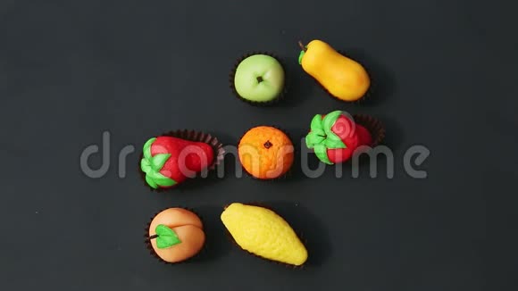 上景特写手拿各种水果形状的杏仁糖视频的预览图
