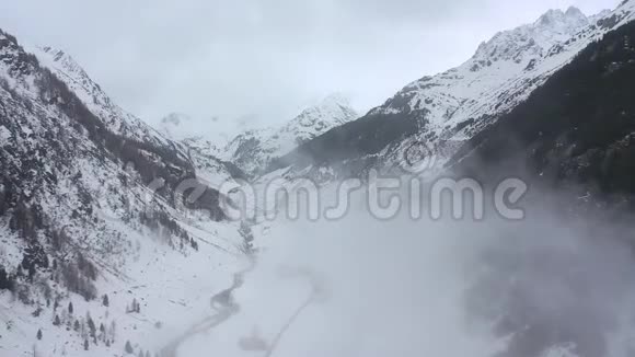 瑞士阿尔卑斯山的雾无人驾驶飞机的鸟瞰图视频的预览图