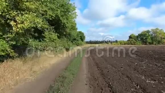 在登陆和犁田之间的乡村道路转弯视频的预览图