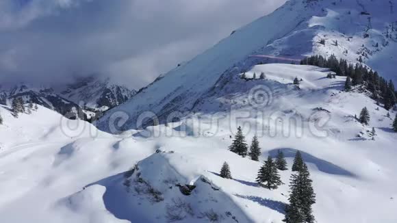 瑞士冬季热门运动区恩格尔伯格泰利斯空中景色视频的预览图