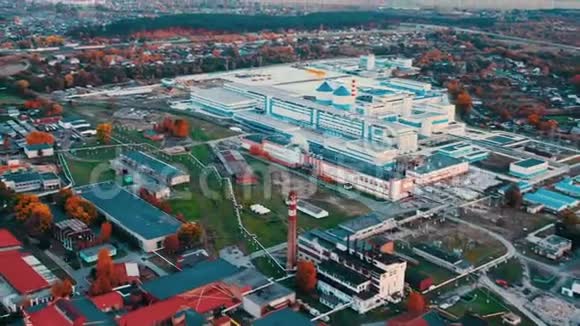 多布鲁斯戈梅尔地区白俄罗斯现代造纸厂的鸟瞰图鸟的视野视频的预览图
