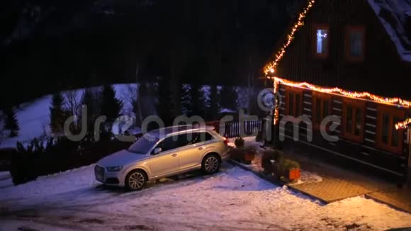 一辆汽车停在山上的一家旅馆附近视频的预览图