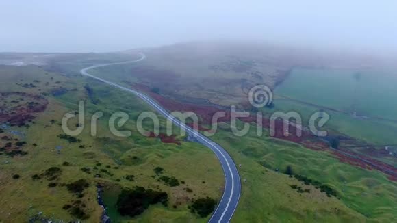 从上面看威尔士令人惊叹的BreconBeacons国家公园视频的预览图