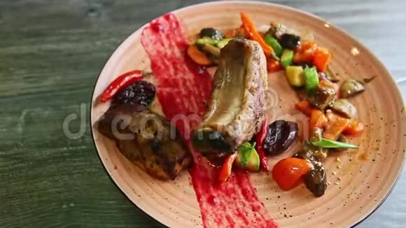 烤肋骨用大块的肉和烤菜旋转在粉红色的盘子上视频的预览图