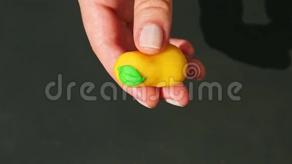 上景特写女士双手用干丁香粘在梨形杏仁糖上视频的预览图