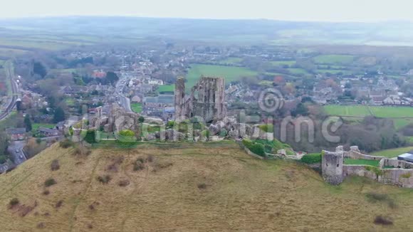 从高空俯瞰英国神奇的科尔夫城堡视频的预览图