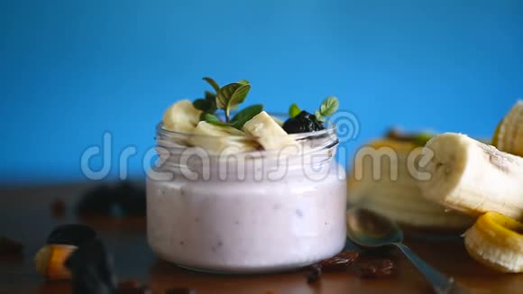 带香蕉李子和葡萄干的美味酸奶视频的预览图