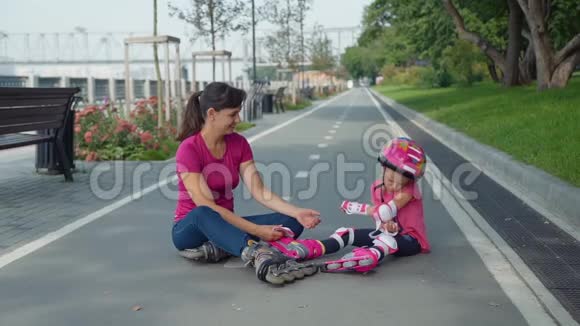 小女孩及其母亲周末活动视频的预览图