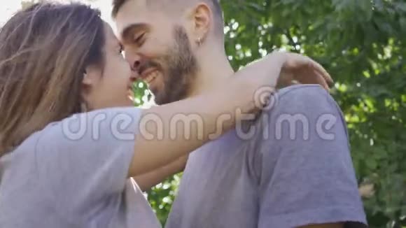 夏园阳光下青年男女亲吻拥抱的画像快乐的年轻家庭休息视频的预览图