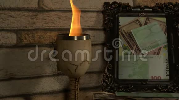 玻璃和纸币在桌子上燃烧视频的预览图