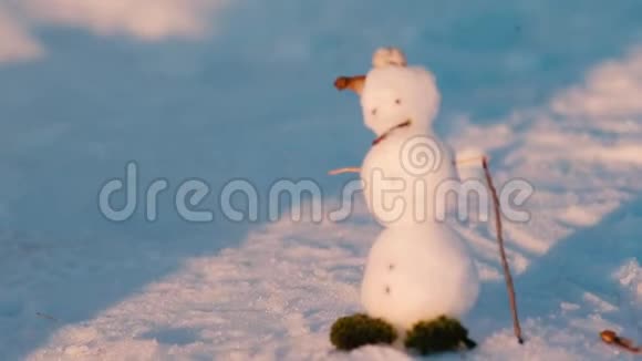 小雪人由树枝和苔藓组成的雪球视频的预览图