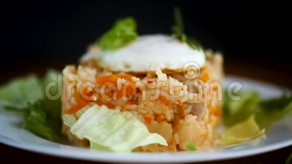 米饭和蔬菜一起煮鸡蛋和沙拉叶放在盘子里视频的预览图
