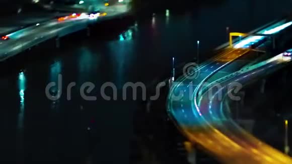 东京桥街城景长镜头倾斜的夜间翻盘视频的预览图
