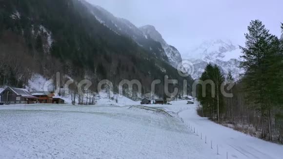 冬季飞越白雪皑皑的山谷和山脉视频的预览图