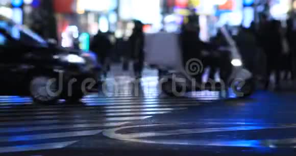 在新宿东京的夜间过境移动汽车雨天视频的预览图